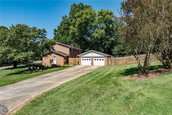 3706 6th ST NE, Hickory, NC 28601
