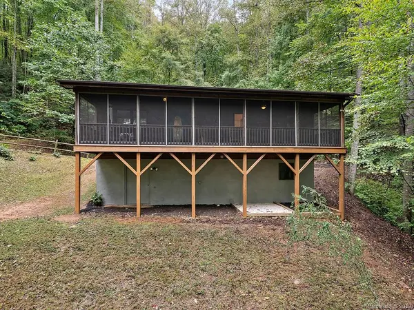 140 Treetops DR, Candler, NC 28715