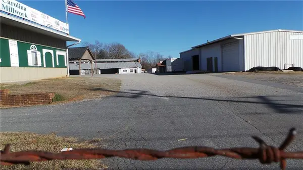 1058 S Center ST, Hickory, NC 28602