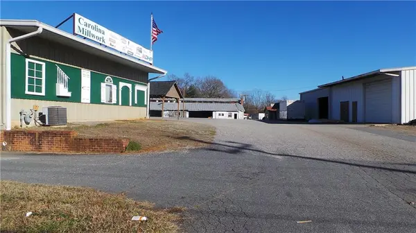 1058 S Center ST, Hickory, NC 28602