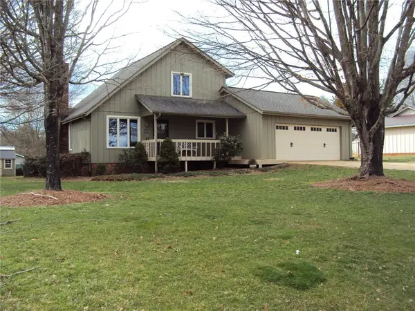 4995 Forest Ridge DR, Hickory, NC 28602