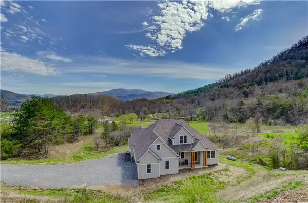 146 Feather LN, Waynesville, NC 28786