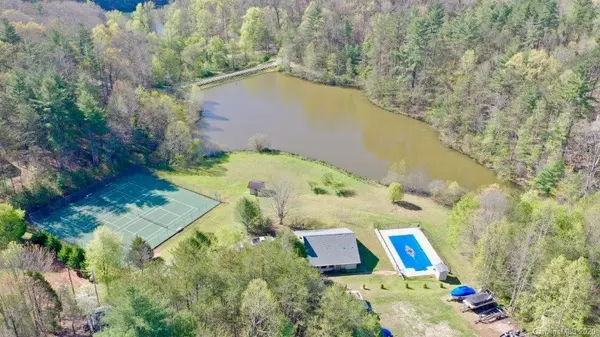 211 Cove TRL, Robbinsville, NC 28771