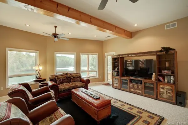 211 Cove TRL, Robbinsville, NC 28771