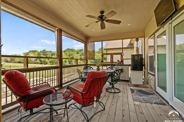 18220 Prairie View DR, Tonganoxie, KS 66086