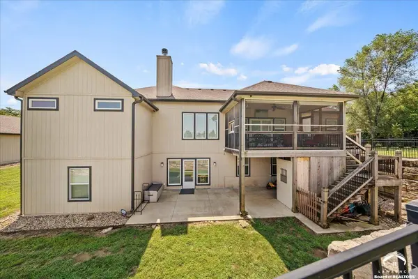 18220 Prairie View DR, Tonganoxie, KS 66086