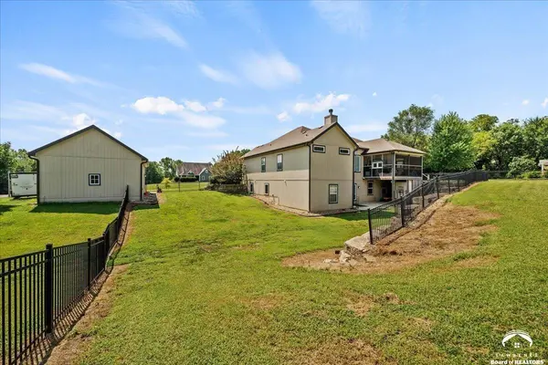 18220 Prairie View DR, Tonganoxie, KS 66086
