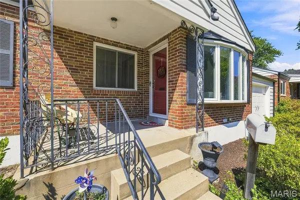 1341 Pinetree LN, St Louis, MO 63119