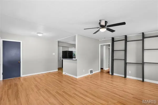 8 Wescott DR, Florissant, MO 63031