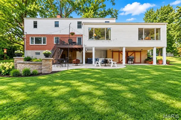 18 Chaminade DR, St Louis, MO 63141