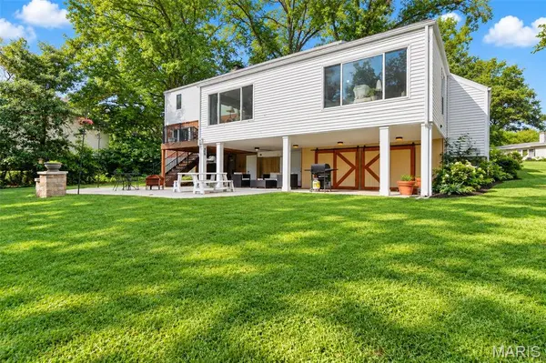 18 Chaminade DR, St Louis, MO 63141