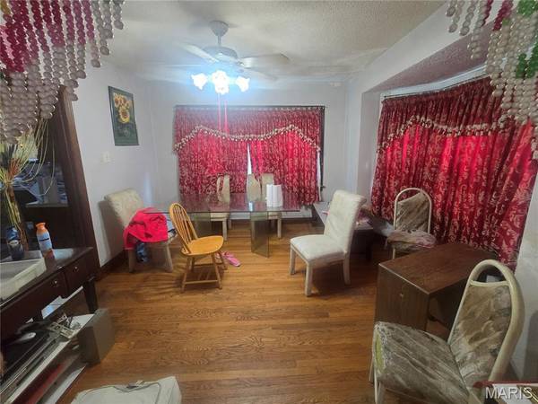 3907 McDonald AVE, St Louis, MO 63116