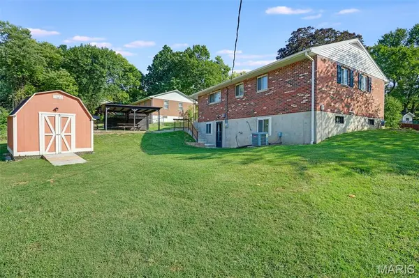 135 Appletree LN, Glen Carbon, IL 62034