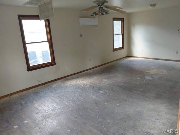 407 E Hickory ST, Nevada, MO 64772