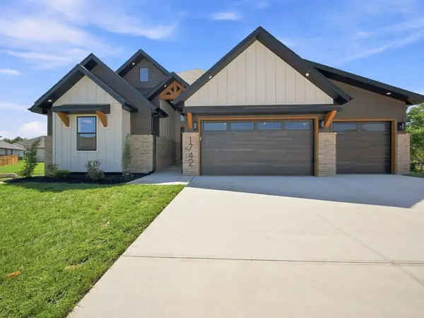 1742 E Skyline AVE, Ozark, MO 65721
