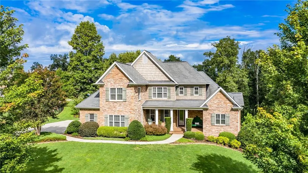 3831 Wandering LN NE, Hickory, NC 28601