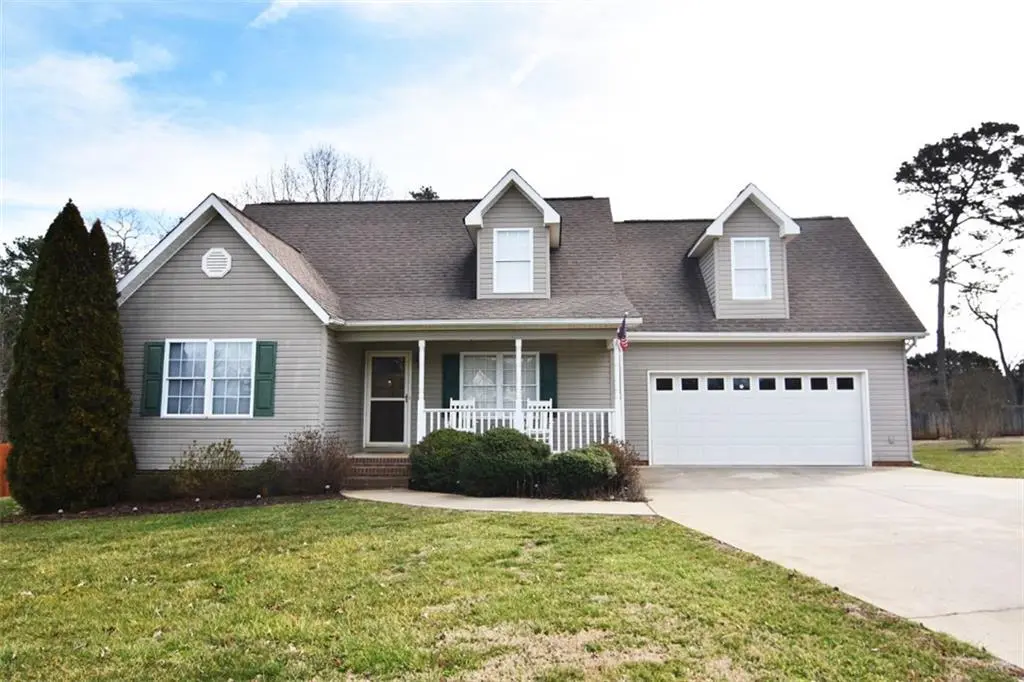 5510 Creek Point DR, Hickory, NC 28601