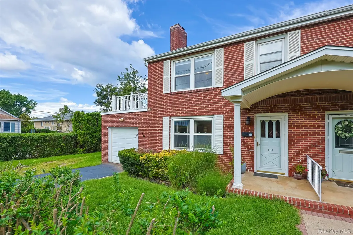 121 Manhasset AVE, Manhasset, NY 11030