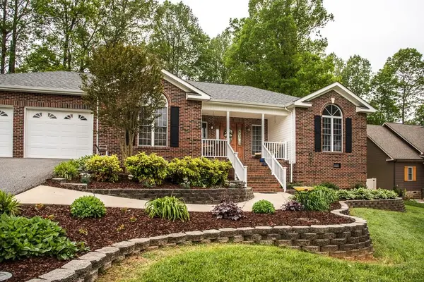 1575 Brookstone DR, Hickory, NC 28602