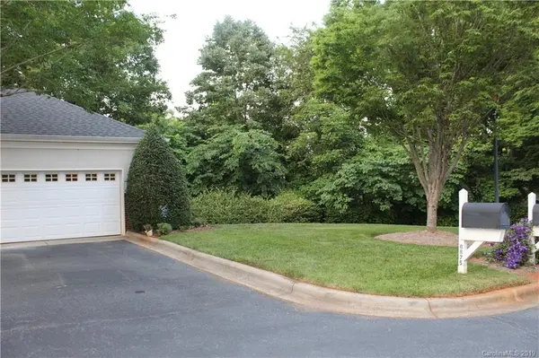 8879 Legacy Lake LN, Charlotte, NC 28269