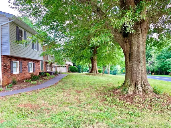 1246 Fairway DR, Newton, NC 28658