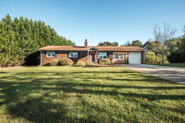 1011 Cloninger Mill RD NE, Hickory, NC 28601