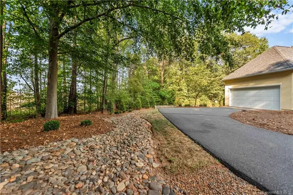 600 Spanish Oak LN, Gastonia, NC 28056