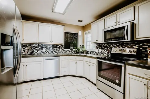 6356 Cathedral DR, Hickory, NC 28601