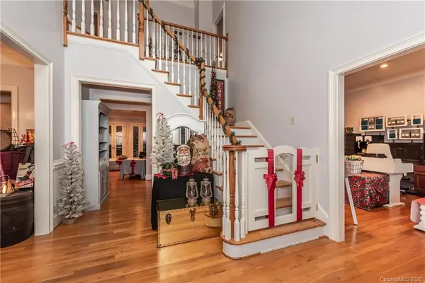 2638 Mt Isle Harbor DR, Charlotte, NC 28214
