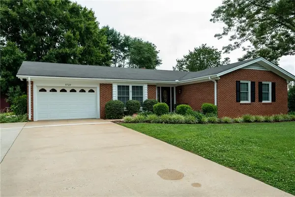 5728 Valley Field RD, Hickory, NC 28602