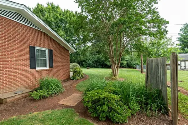 5728 Valley Field RD, Hickory, NC 28602