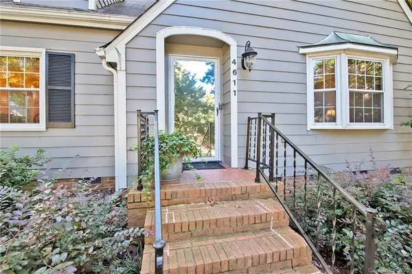 4611 Twin Oaks PL, Charlotte, NC 28212