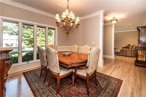 1153 Crestbrook DR, Charlotte, NC 28211