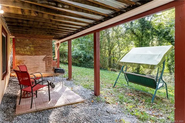 5 Red Raven RD, Swannanoa, NC 28778