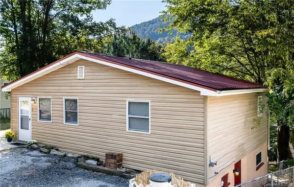 5 Red Raven RD, Swannanoa, NC 28778