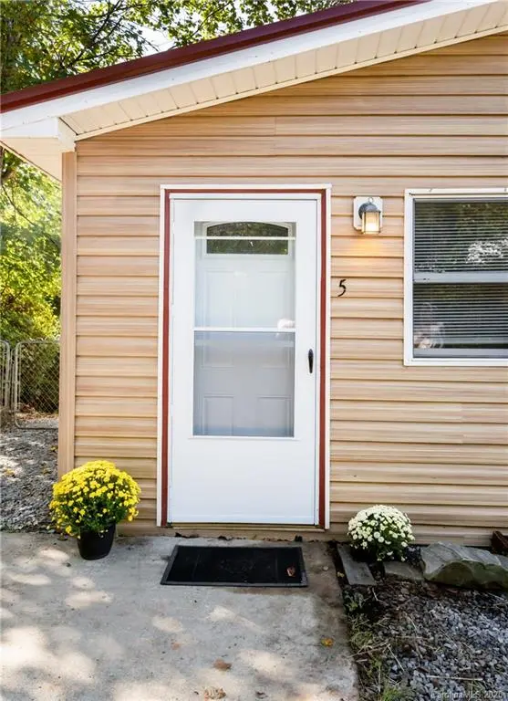 5 Red Raven RD, Swannanoa, NC 28778