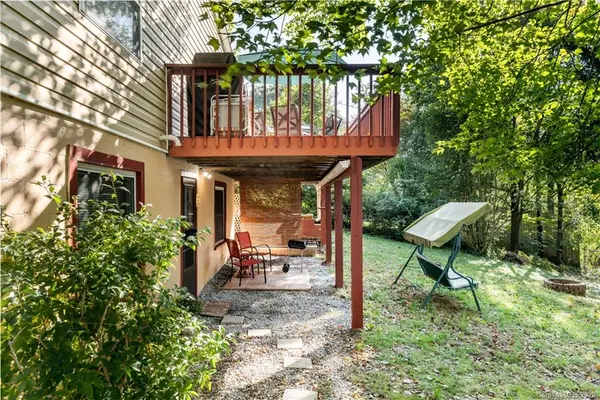 5 Red Raven RD, Swannanoa, NC 28778