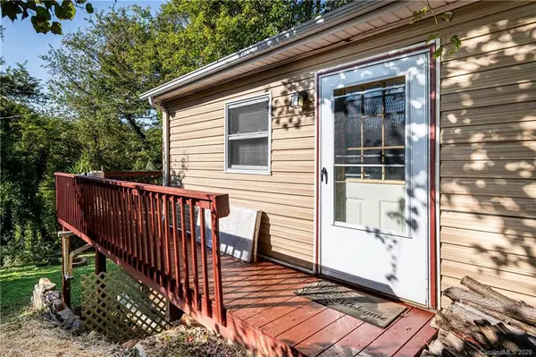 5 Red Raven RD, Swannanoa, NC 28778