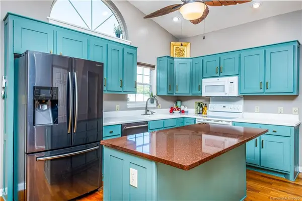 2658 Country Meadows LN, Valdese, NC 28690