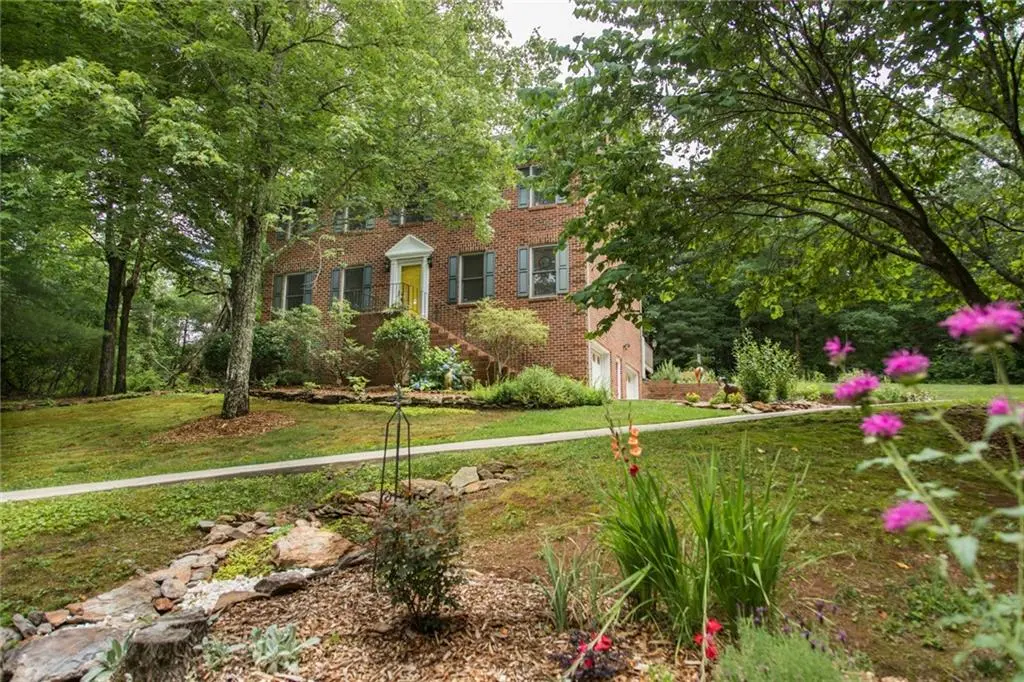 211 Fox Ridge LN, Hickory, NC 28601