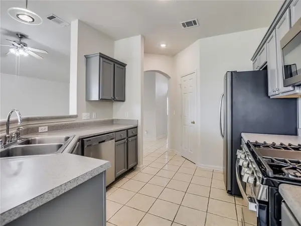 305 Dana DR, Hutto, TX 78634