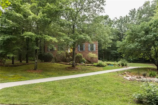 211 Fox Ridge LN, Hickory, NC 28601