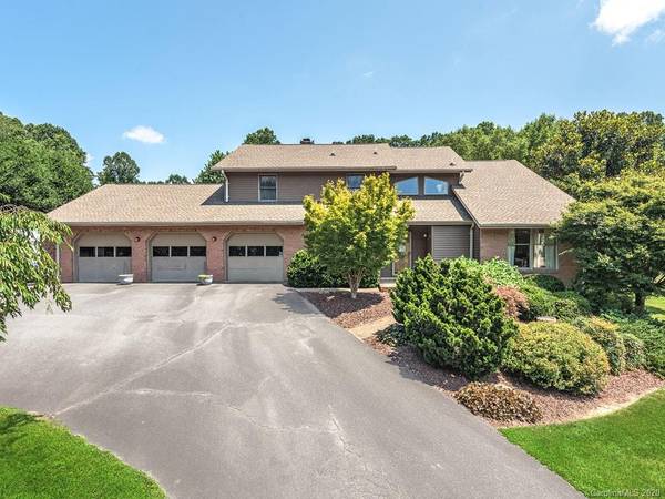 74 Beechwood DR, Horse Shoe, NC 28742