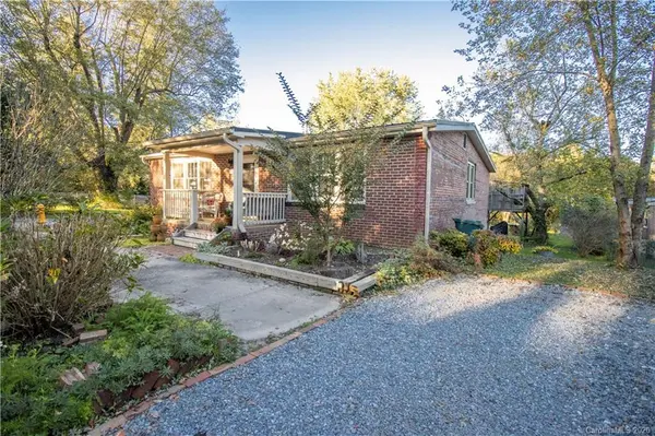 146 Lamplighter LN, East Flat Rock, NC 28726
