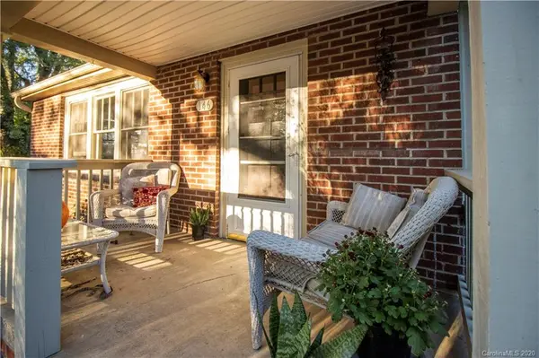 146 Lamplighter LN, East Flat Rock, NC 28726