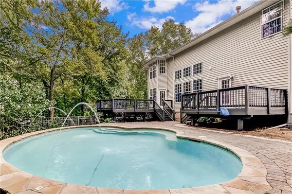 5604 Edgeweir CT, Charlotte, NC 28269
