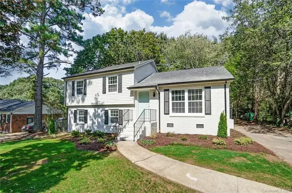318 Huntsmoor DR, Charlotte, NC 28217