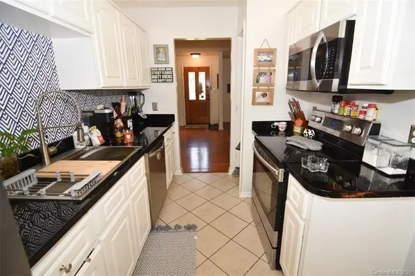 81 Meadowridge DR, Taylorsville, NC 28681