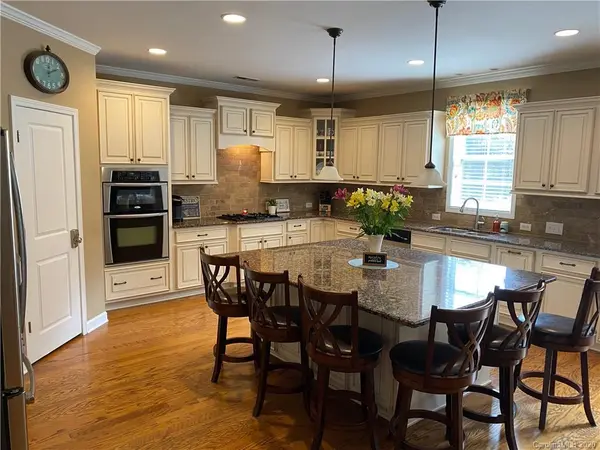 1032 Elsmore DR, Matthews, NC 28104