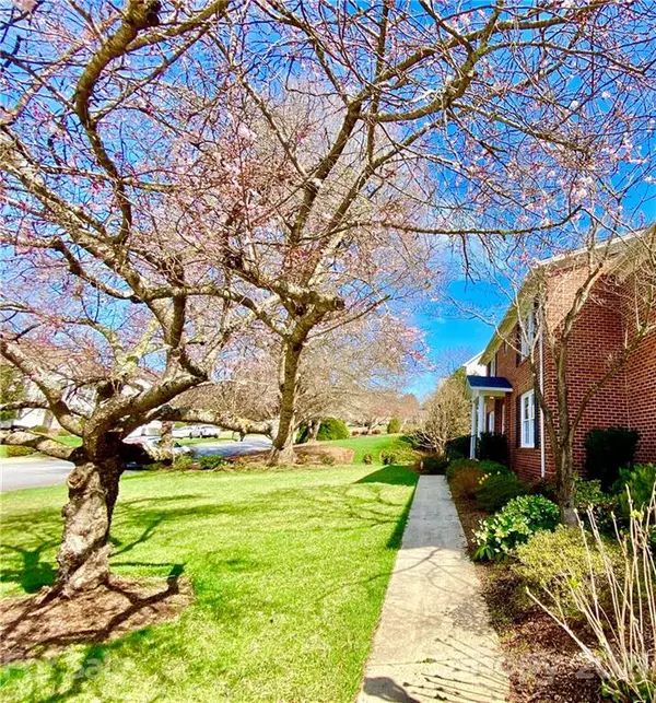 3012 9th Street PL NE, Hickory, NC 28601